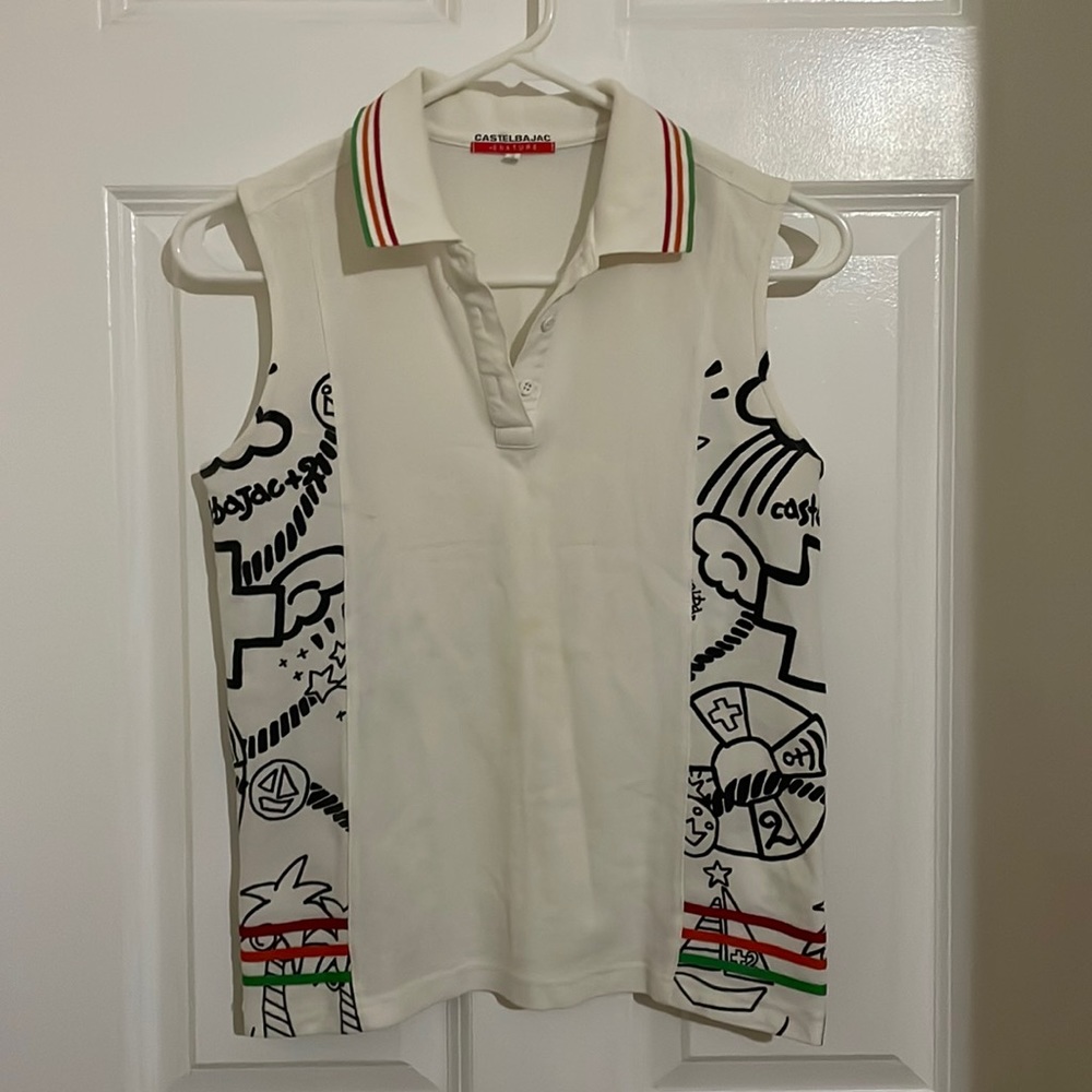 Cute collared top w graphic designs on sides